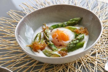 Oeuf poché, oignons caramélisés, émulsion Parmesan sauge