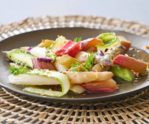Salade asperges et rhubarbe, vinaigrette à l'orange