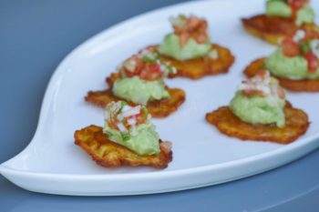 Patacones - Bananes plantain frites, guacamole et salsa de tomates