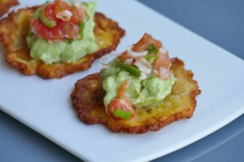 Patacones - Bananes plantain frites, guacamole et salsa de tomates