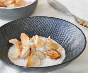 Saint-Jacques, topinambours en chips et purée, lait mousseux cacahuètes