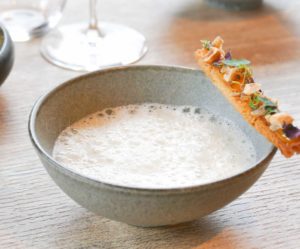 Velouté de châtaignes fumé aux sarments, écume de Parmesan et mouillette jaune d'oeuf