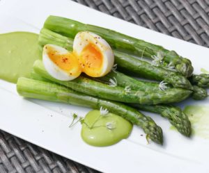 Asperges, mayonnaise à l'ail des ours, oeuf mollet