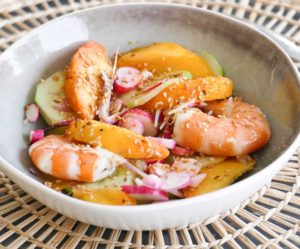 Salade crevettes, pêches et radis... recette de Fumiko Kono