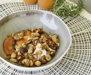 Fontainebleau, compotée d'abricots et granola... en clin d'oeil au restaurant Lune