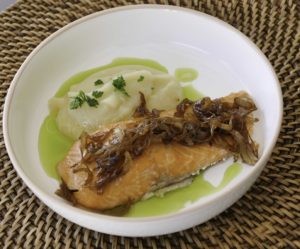 Truite, purée de céleri, oignons caramélisés au soja, huile de poireaux