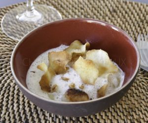 Saint-Jacques, topinambours fumés et en chips, lait de cacahuètes